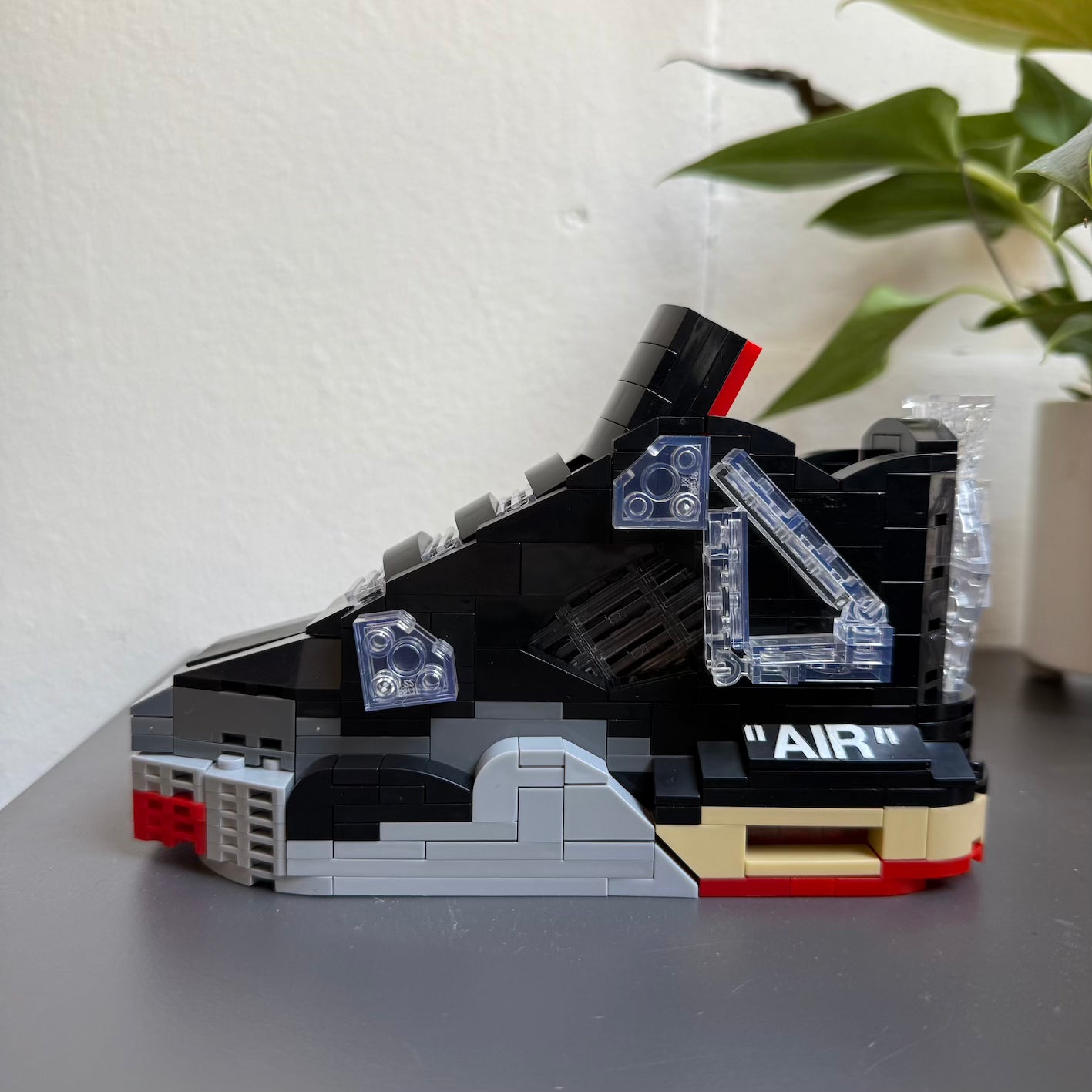 Build your Grail. De unieke bouwset om jouw favoriete sneaker in Lego blokjes na te bouwen. Wordt geleverd met instructieboekje (via QR-code), bouwsteentjes en een klein zwart schoenendoosje. Dit is de variant: Air Jordan 4 x Off White ' Bred'