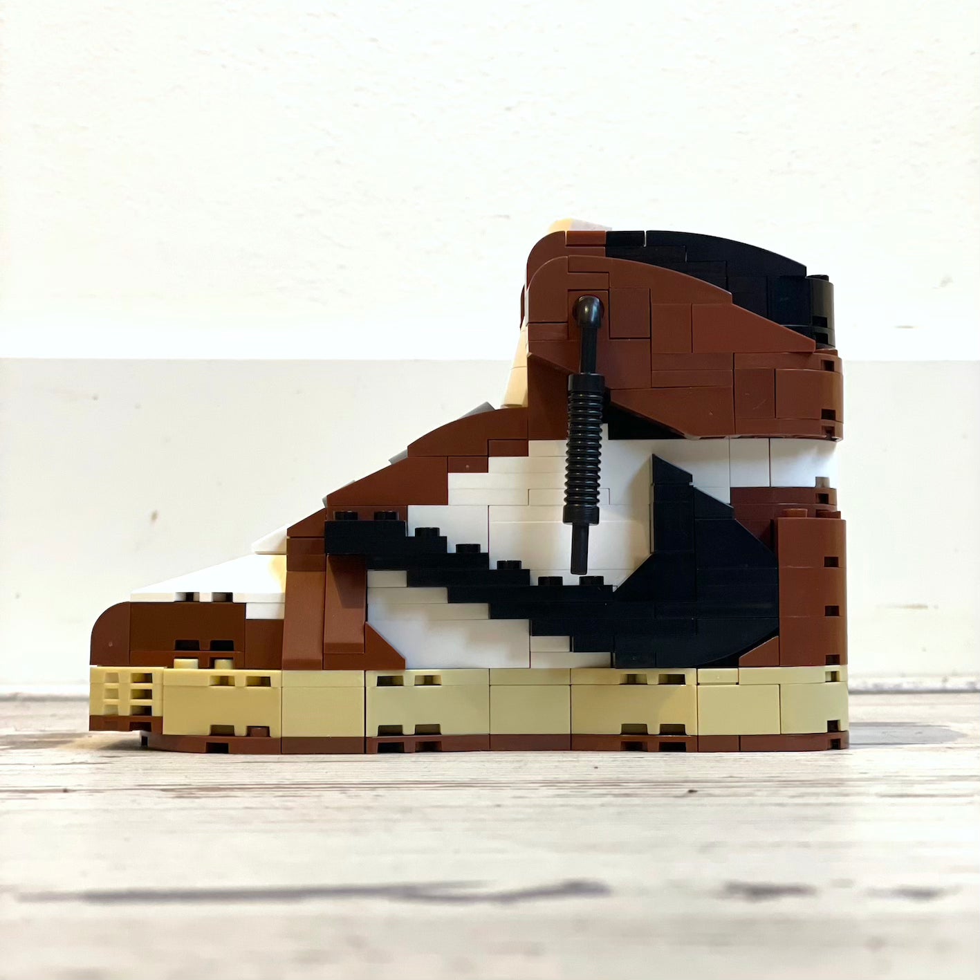 Build your Grail. De unieke bouwset om jouw favoriete sneaker in Lego blokjes na te bouwen. Wordt geleverd met instructieboekje (via QR-code), bouwsteentjes en een klein zwart schoenendoosje. Dit is de variant: Air Jordan 1 High Travis Scott Mocha