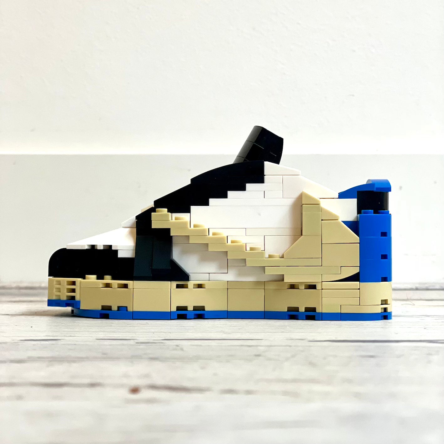 Build your Grail. De unieke bouwset om jouw favoriete sneaker in Lego blokjes na te bouwen. Wordt geleverd met instructieboekje (via QR-code), bouwsteentjes en een klein zwart schoenendoosje. Dit is de variant: Air Jordan 1 Low Travis Scott x Fragment