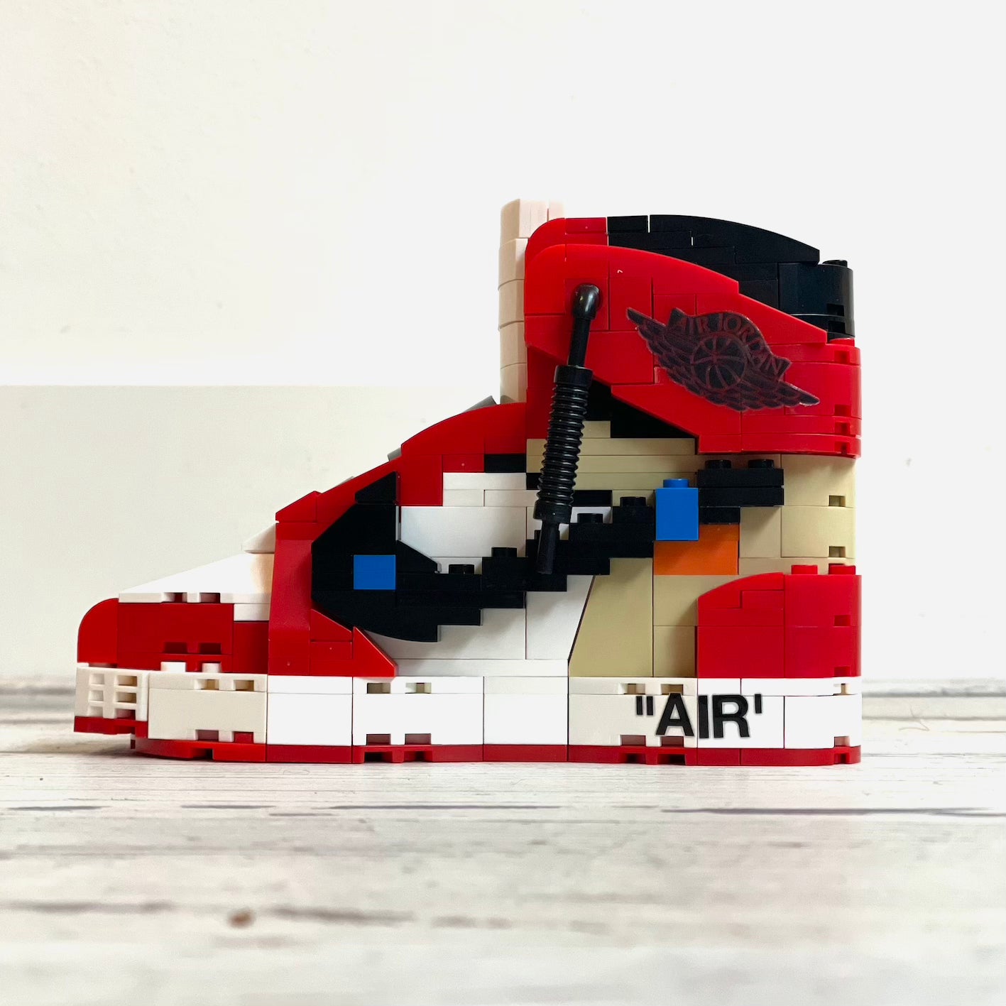 Build your Grail. De unieke bouwset om jouw favoriete sneaker in Lego blokjes na te bouwen. Wordt geleverd met instructieboekje (via QR-code), bouwsteentjes en een klein zwart schoenendoosje. Dit is de variant: Nike Air Jordan 1 Off White Chicago