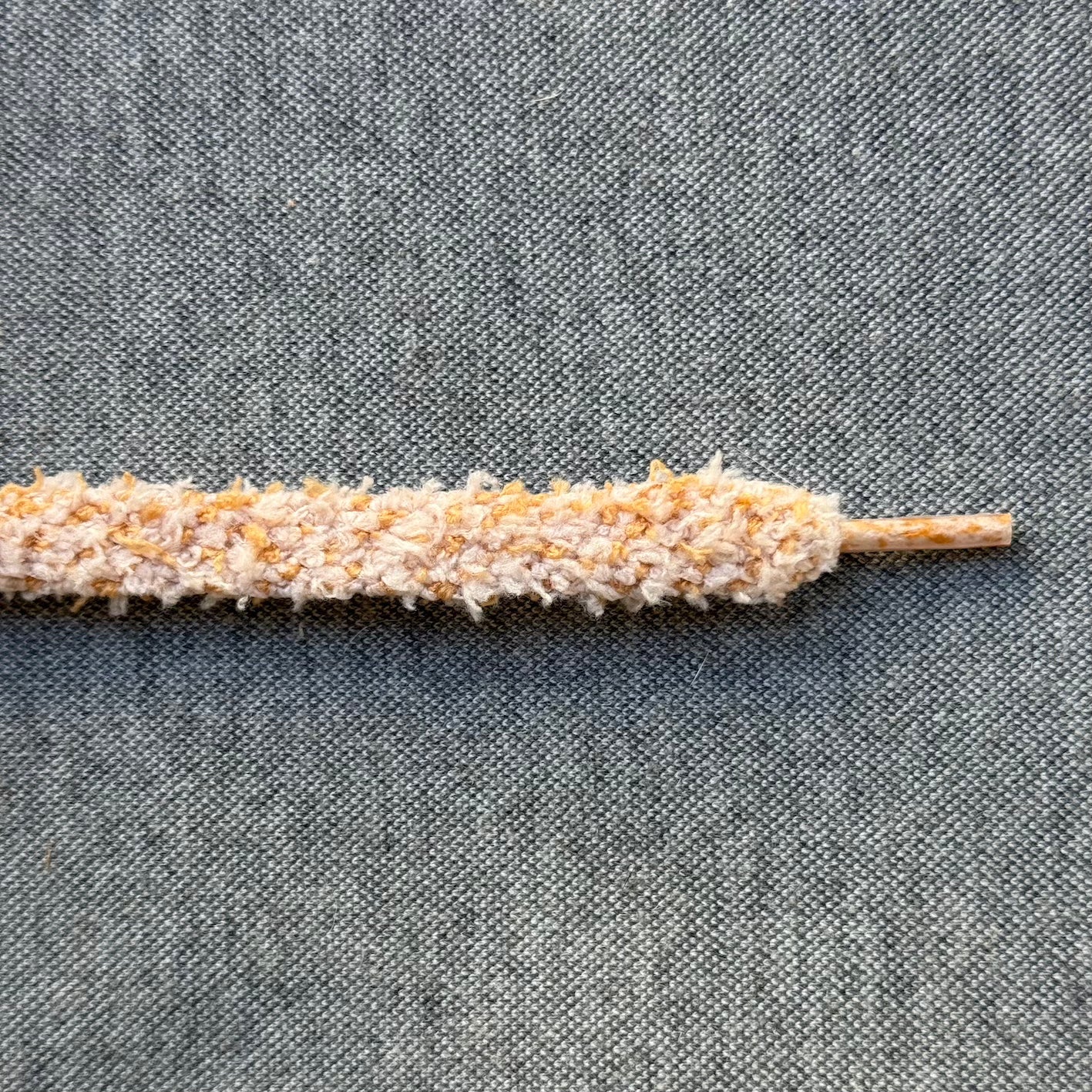 Fluffy Veters 10mm 'Beige/Abrikoos'