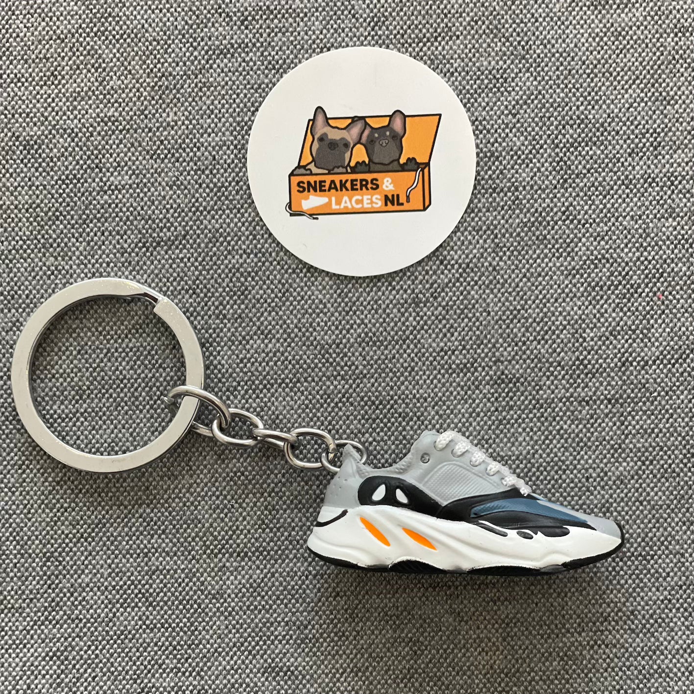 Adidas Yeezy Boost 700 'Wave Runner' | Mini Sneaker Sleutelhanger | Sneakers & Laces NL Adidas Yeezy Boost 700 'Wave Runner' | Mini Sneaker Sleutelhanger | Sneakers & Laces NL
