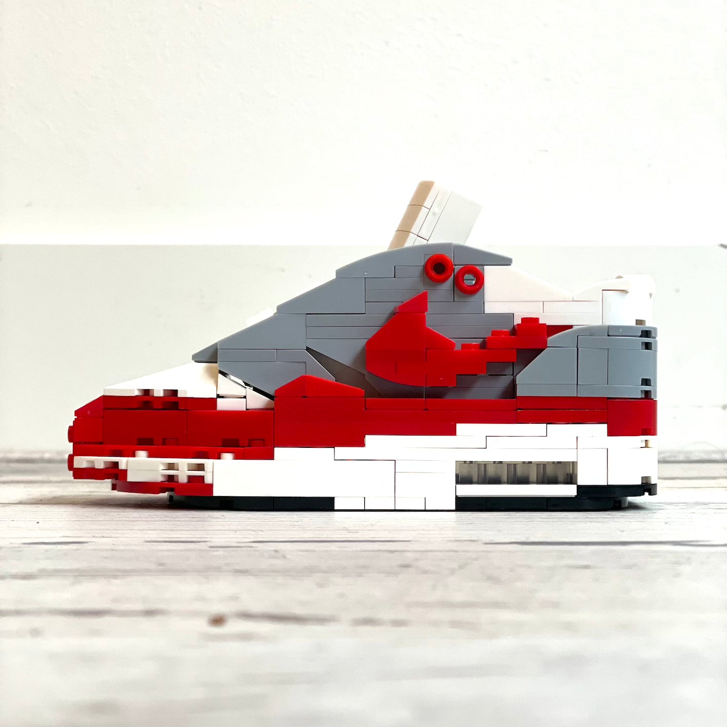 Build your Grail. De unieke bouwset om jouw favoriete sneaker in Lego blokjes na te bouwen. Wordt geleverd met instructieboekje (via QR-code), bouwsteentjes en een klein zwart schoenendoosje. Dit is de variant: Nike Air Max 1 Anniversary Red
