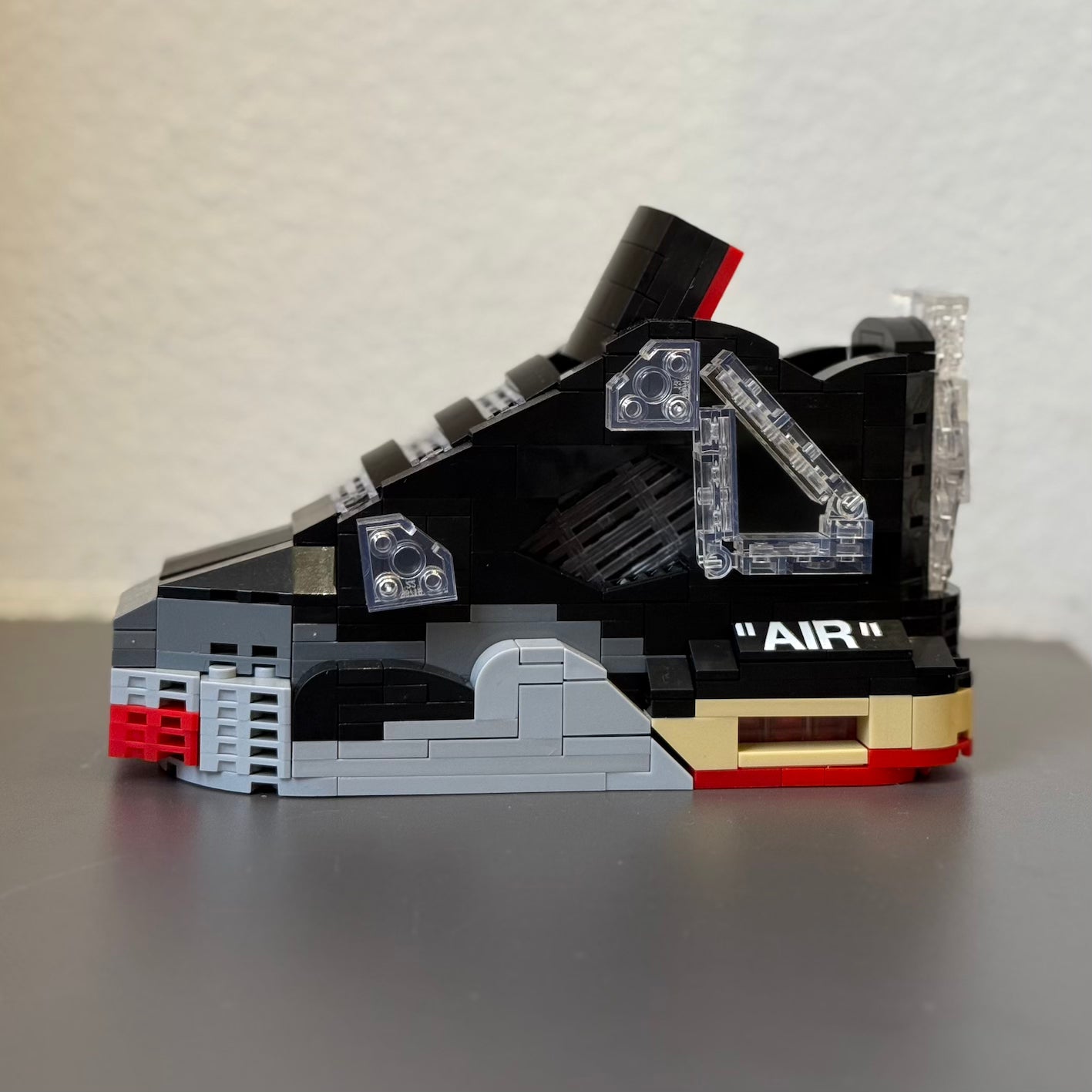 Build your Grail. De unieke bouwset om jouw favoriete sneaker in Lego blokjes na te bouwen. Wordt geleverd met instructieboekje (via QR-code), bouwsteentjes en een klein zwart schoenendoosje. Dit is de variant: Air Jordan 4 x Off White ' Bred'