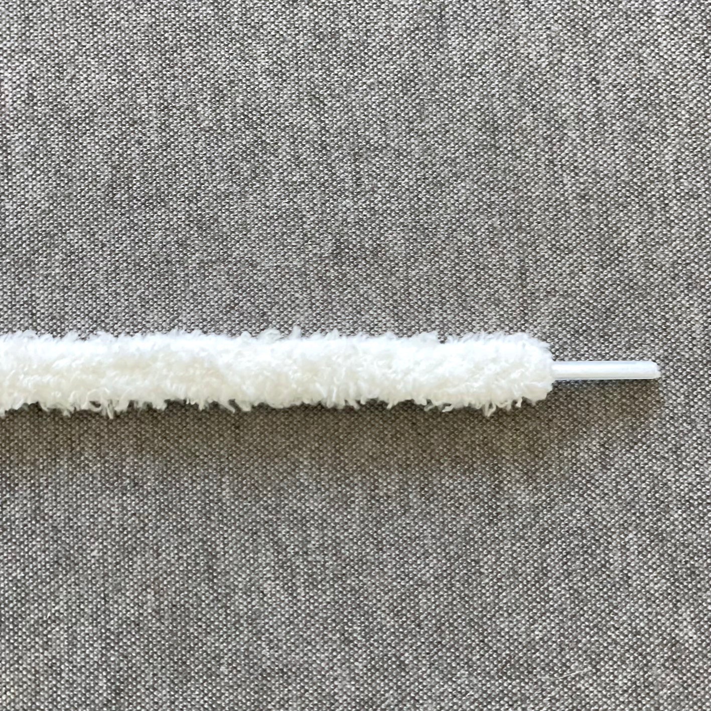 Creer een andere look in jouw sneakers met deze fluffy veters in de kleur wit. De veters zijn 10mm breed en 120 cm lang.