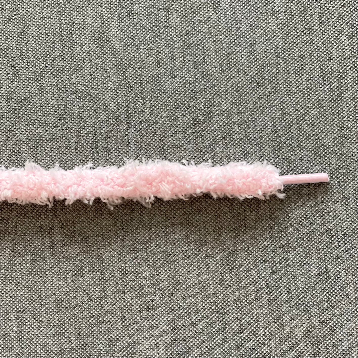 Creer een andere look in jouw sneakers met deze fluffy veters in de kleur roze. De veters zijn 10mm breed en 120 cm lang.