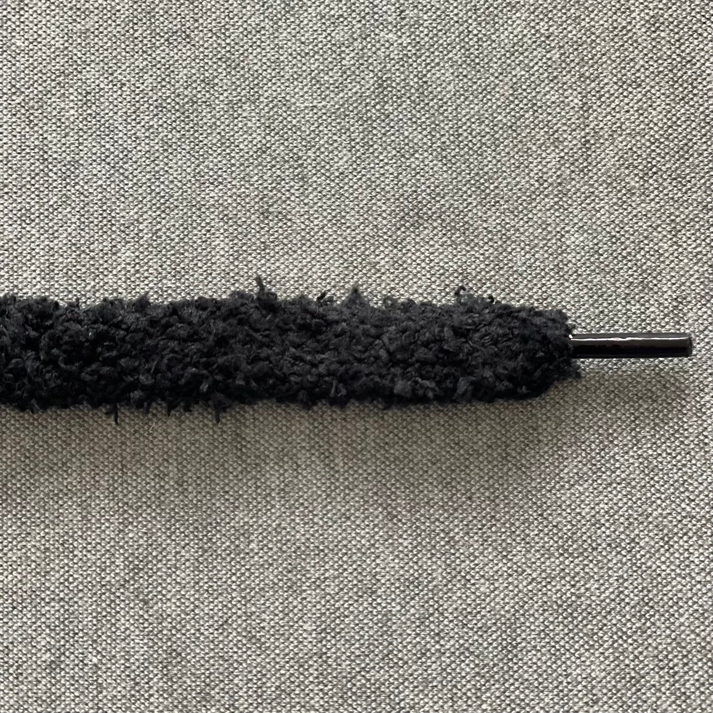 Creer een andere look in jouw sneakers met deze fluffy veters in de kleur zwart. De veters zijn 15mm breed en 120 cm lang.