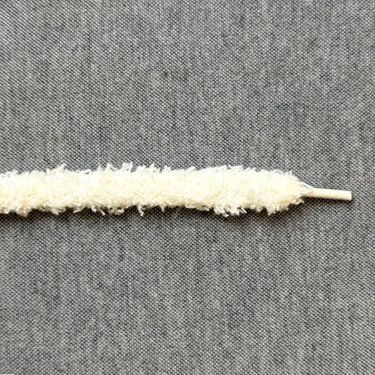 Creer een andere look in jouw sneakers met deze fluffy veters in de kleur off white. De veters zijn 10mm breed en 120 cm lang.