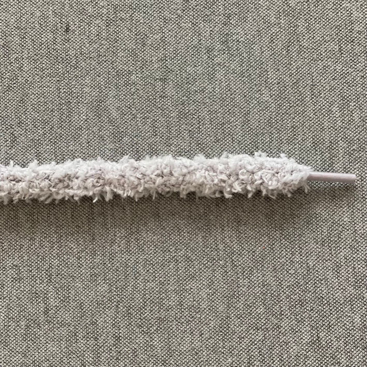 Creer een andere look in jouw sneakers met deze fluffy veters in de kleur grijs. De veters zijn 10mm breed en 120 cm lang.