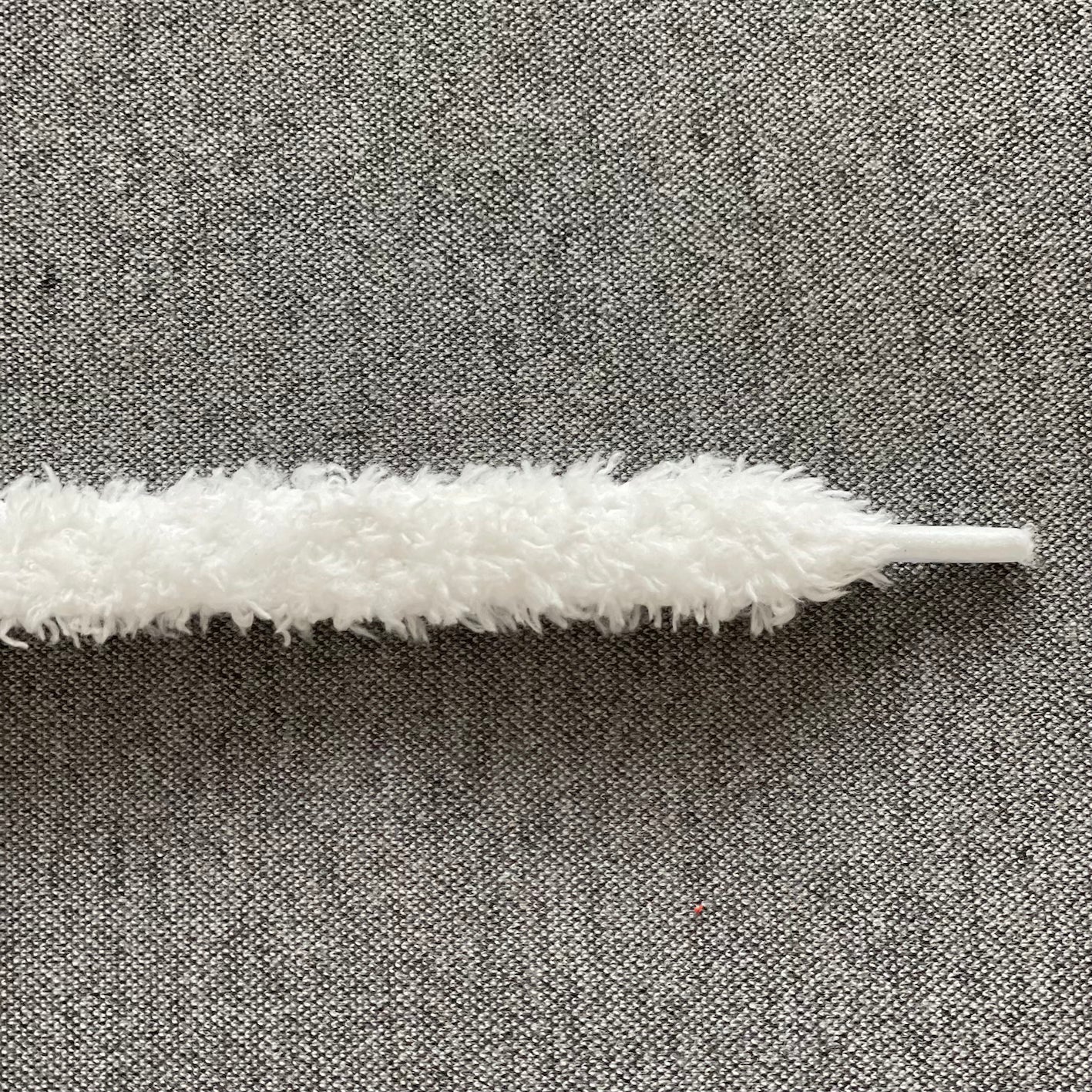 Creer een andere look in jouw sneakers met deze fluffy veters in de kleur grijs. De veters zijn 15mm breed en 120 cof 140 cm lang.