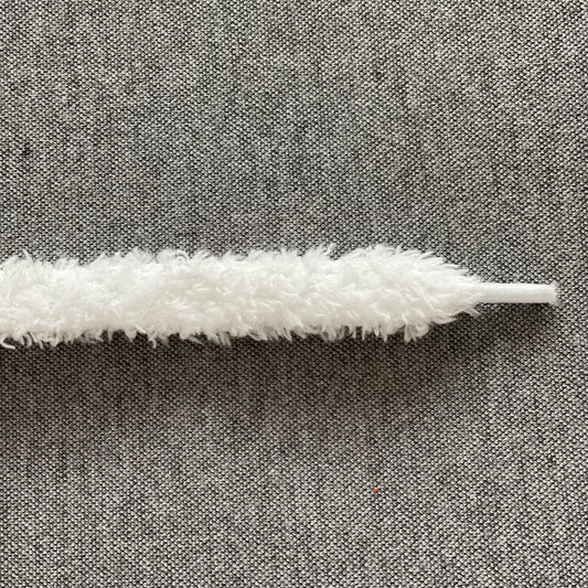 Creer een andere look in jouw sneakers met deze fluffy veters in de kleur grijs. De veters zijn 15mm breed en 120 cof 140 cm lang.