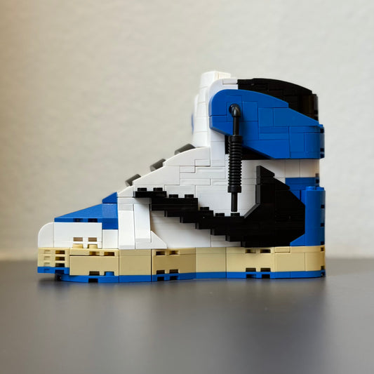 Build your Grail. De unieke bouwset om jouw favoriete sneaker in Lego blokjes na te bouwen. Wordt geleverd met instructieboekje (via QR-code), bouwsteentjes en een klein zwart schoenendoosje. Dit is de variant: Air Jordan 1 High x Travis Scott x Frament