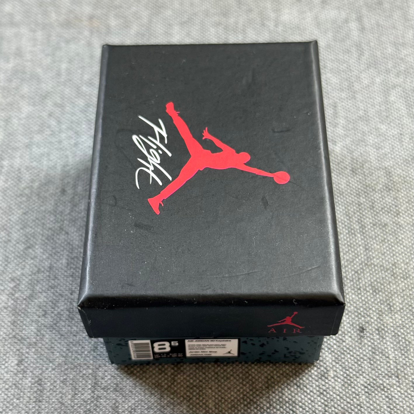 Mini Sneakerbox 'Nike Air Jordan 4' . De kleine variant van jouw favoriete sneakerdoos. De sneakewrbox is erg stevig, in de karakteristieke kleuren en gevuld met zachte vulling aan de binnenkant. Perfect om jouw mini sneaker sleutelhanger of andere waardevolle kleine bezittingen te bewaren.
