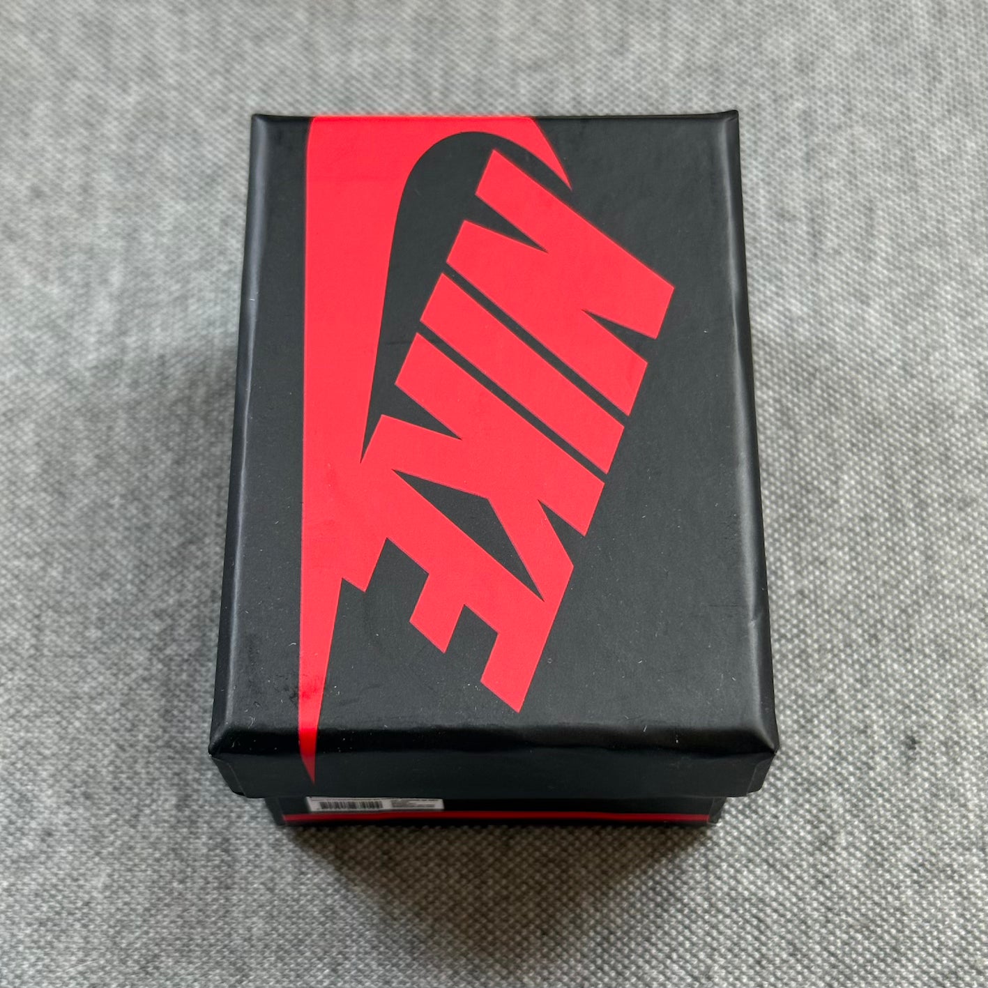 Mini Sneakerbox 'Nike Black Red' . De kleine variant van jouw favoriete sneakerdoos. De sneakewrbox is erg stevig, in de karakteristieke kleuren en gevuld met zachte vulling aan de binnenkant. Perfect om jouw mini sneaker sleutelhanger of andere waardevolle kleine bezittingen te bewaren.