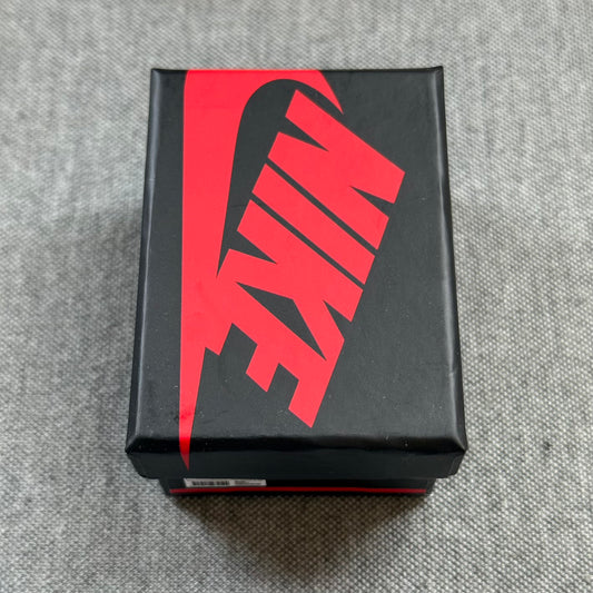 Mini Sneakerbox 'Nike Black Red' . De kleine variant van jouw favoriete sneakerdoos. De sneakewrbox is erg stevig, in de karakteristieke kleuren en gevuld met zachte vulling aan de binnenkant. Perfect om jouw mini sneaker sleutelhanger of andere waardevolle kleine bezittingen te bewaren.
