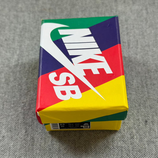 Mini Sneakerbox 'Nike SB Dunk Special Box' . De kleine variant van jouw favoriete sneakerdoos. De sneakewrbox is erg stevig, in de karakteristieke kleuren en gevuld met zachte vulling aan de binnenkant. Perfect om jouw mini sneaker sleutelhanger of andere waardevolle kleine bezittingen te bewaren.