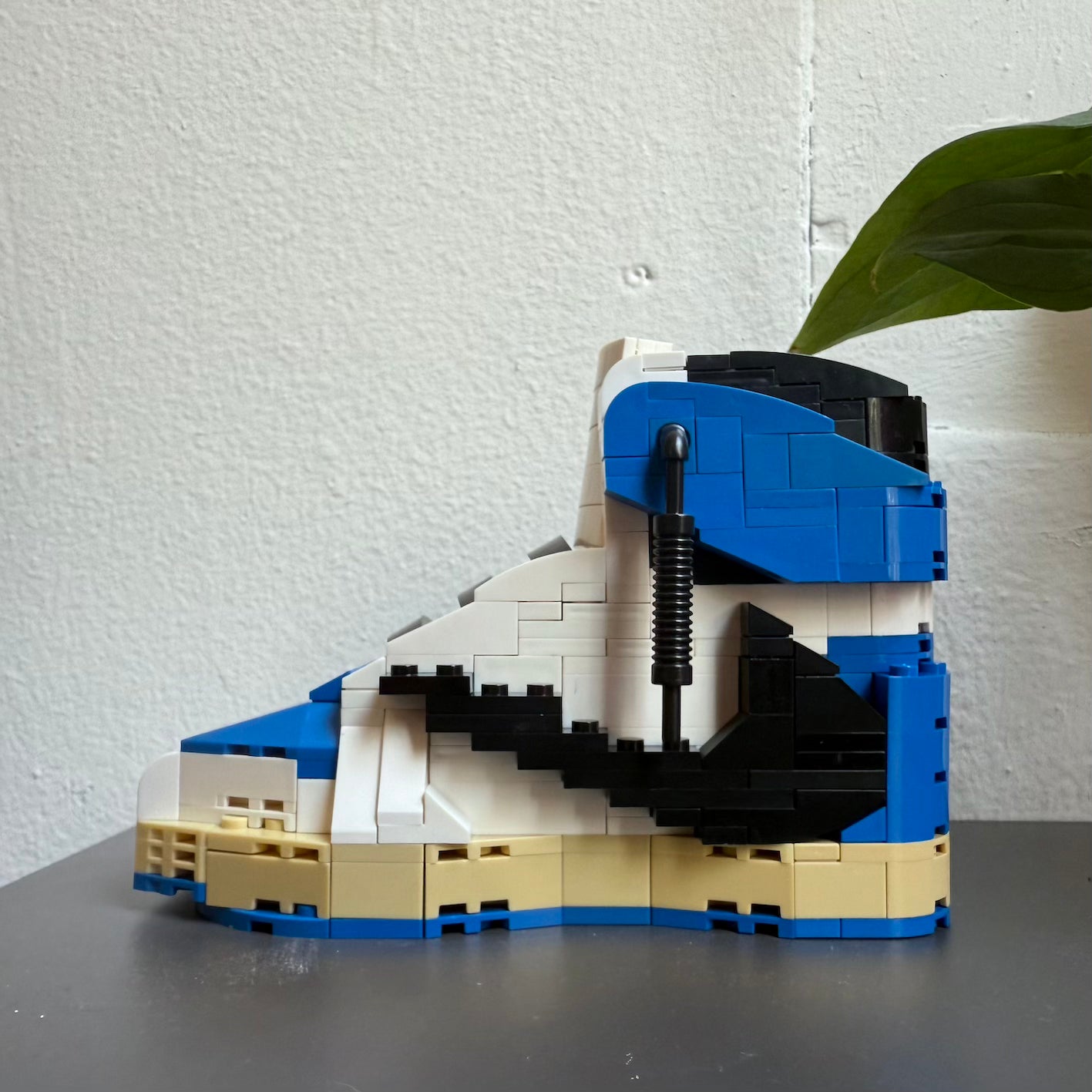 Build your Grail. De unieke bouwset om jouw favoriete sneaker in Lego blokjes na te bouwen. Wordt geleverd met instructieboekje (via QR-code), bouwsteentjes en een klein zwart schoenendoosje. Dit is de variant: Nike Air Jordan 1 High Travis Scott Fragment