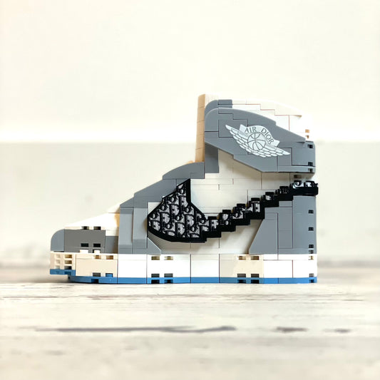 Build your Grail. De unieke bouwset om jouw favoriete sneaker in Lego blokjes na te bouwen. Wordt geleverd met instructieboekje (via QR-code), bouwsteentjes en een klein zwart schoenendoosje. Dit is de variant: Nike Air Jordan 1 High Dior
