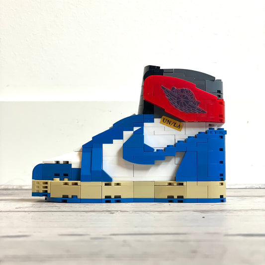 Build your Grail. De unieke bouwset om jouw favoriete sneaker in Lego blokjes na te bouwen. Wordt geleverd met instructieboekje (via QR-code), bouwsteentjes en een klein zwart schoenendoosje. Dit is de variant: Nike Air Jordan 1 Union LA Storm Blue