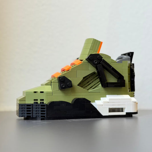 Build your Grail. De unieke bouwset om jouw favoriete sneaker in Lego blokjes na te bouwen. Wordt geleverd met instructieboekje (via QR-code), bouwsteentjes en een klein zwart schoenendoosje. Dit is de variant: Air Jordan 4 x Undefeated