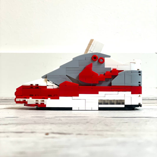 Build your Grail. De unieke bouwset om jouw favoriete sneaker in Lego blokjes na te bouwen. Wordt geleverd met instructieboekje (via QR-code), bouwsteentjes en een klein zwart schoenendoosje. Dit is de variant: Nike Air Max 1 Anniversary Red