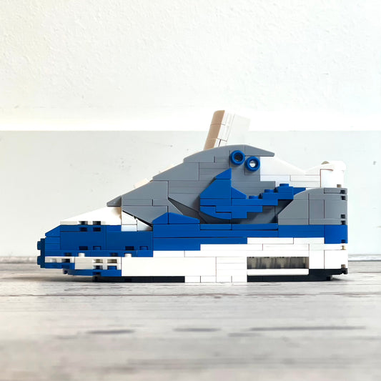 Build your Grail. De unieke bouwset om jouw favoriete sneaker in Lego blokjes na te bouwen. Wordt geleverd met instructieboekje (via QR-code), bouwsteentjes en een klein zwart schoenendoosje. Dit is de variant: Nike Air Max 1 Anniversary Royal Blue