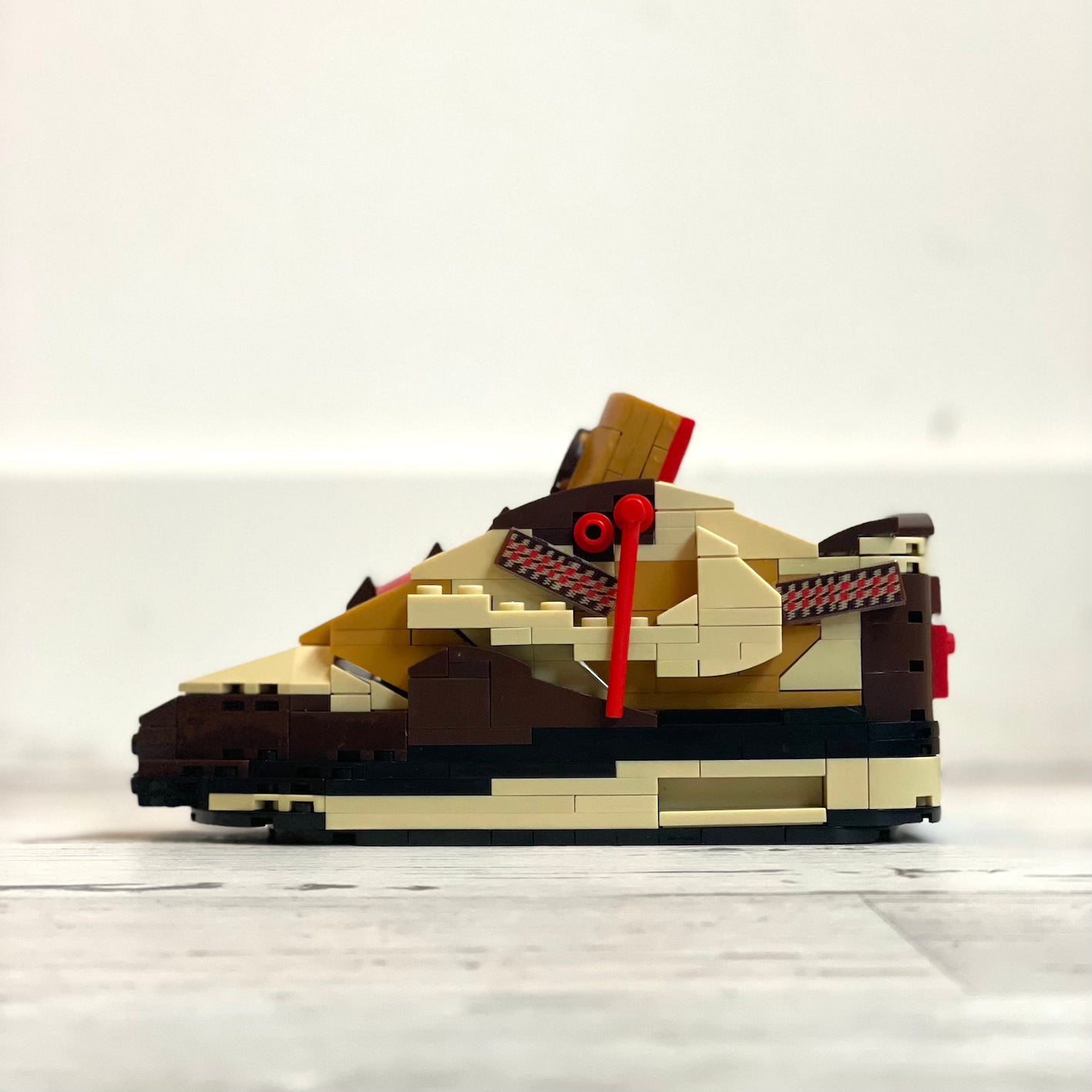 Build your Grail. De unieke bouwset om jouw favoriete sneaker in Lego blokjes na te bouwen. Wordt geleverd met instructieboekje (via QR-code), bouwsteentjes en een klein zwart schoenendoosje. Dit is de variant: Nike Air Max 1 Travis Scott Cactus Jack Baroque Brown