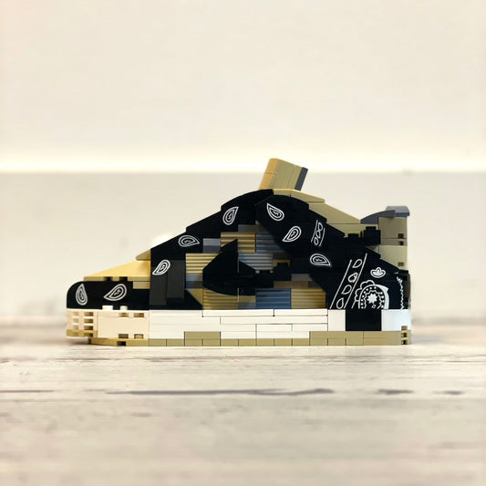 Build your Grail. De unieke bouwset om jouw favoriete sneaker in Lego blokjes na te bouwen. Wordt geleverd met instructieboekje (via QR-code), bouwsteentjes en een klein zwart schoenendoosje. Dit is de variant: Nike SB Dunk Low Travis Scott