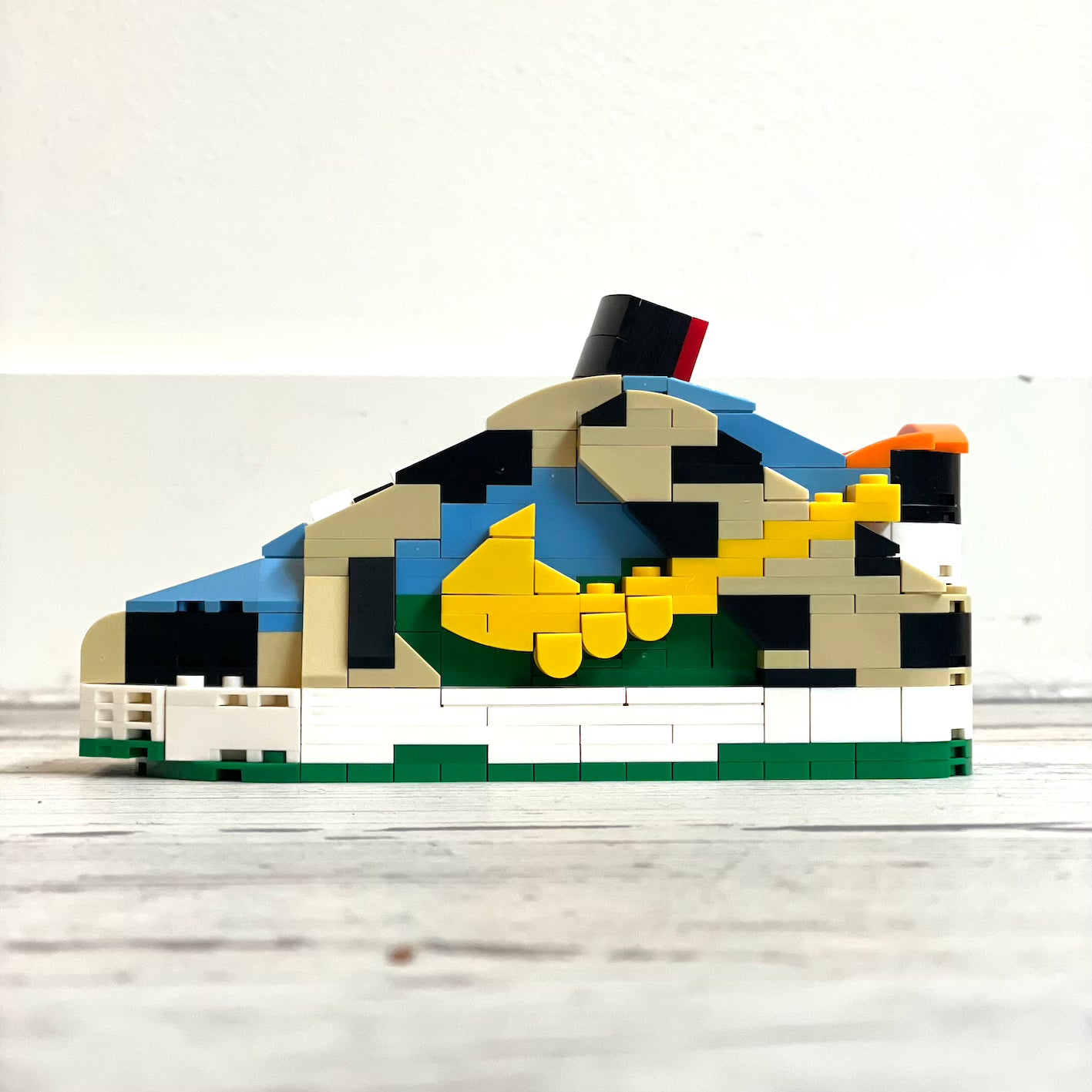 Build your Grail. De unieke bouwset om jouw favoriete sneaker in Lego blokjes na te bouwen. Wordt geleverd met instructieboekje (via QR-code), bouwsteentjes en een klein zwart schoenendoosje. Dit is de variant: Nike SB Dunk Low x Ben & Jerry's Chunky Dunky