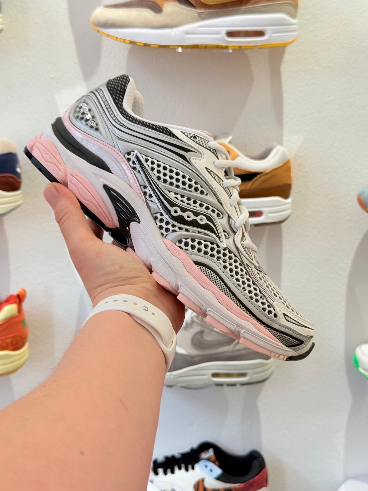 Saucony Progrid Omni 9 'Silver Pink'