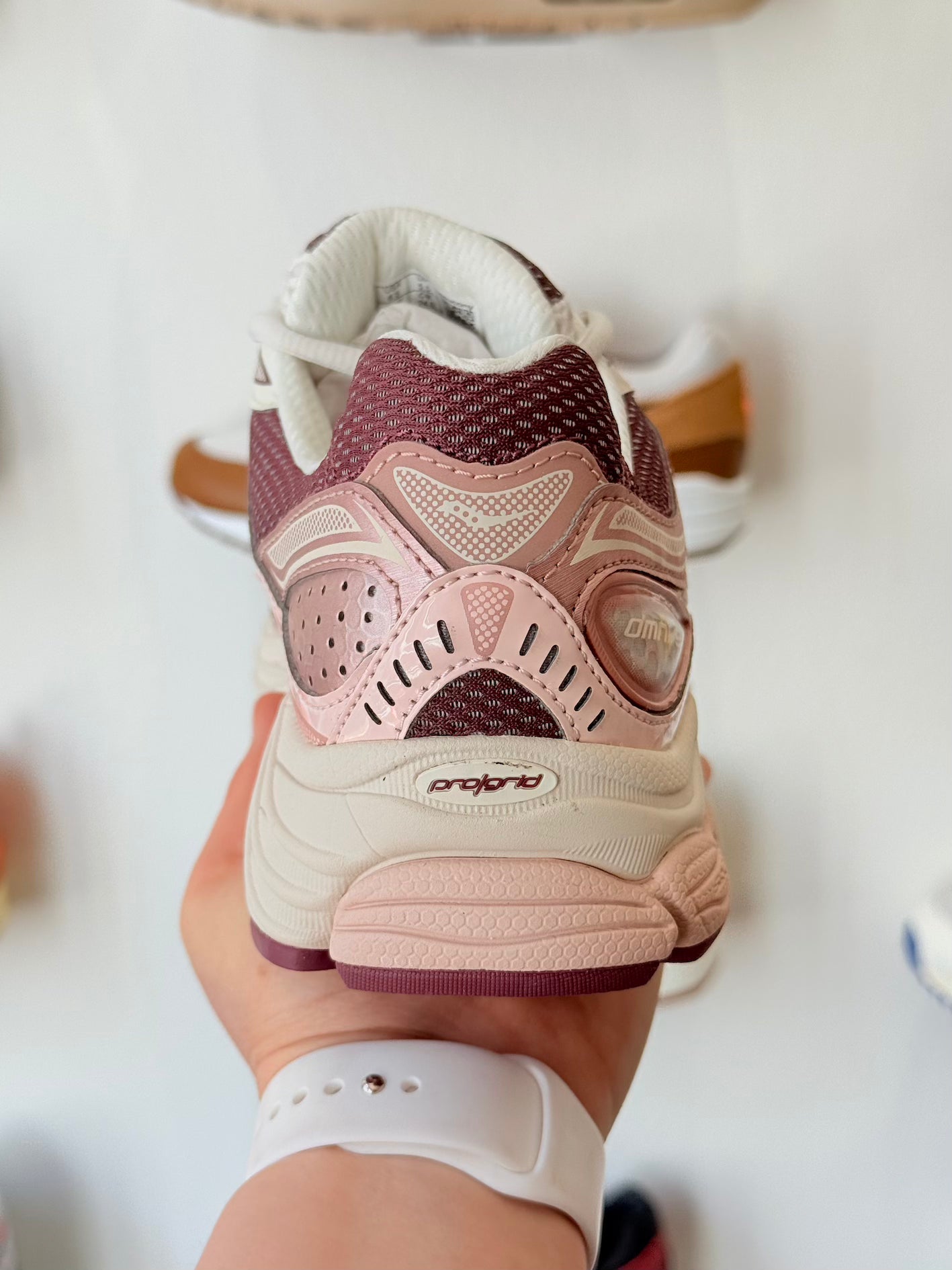 Saucony Progrid Omni 9 Ivory/Peony