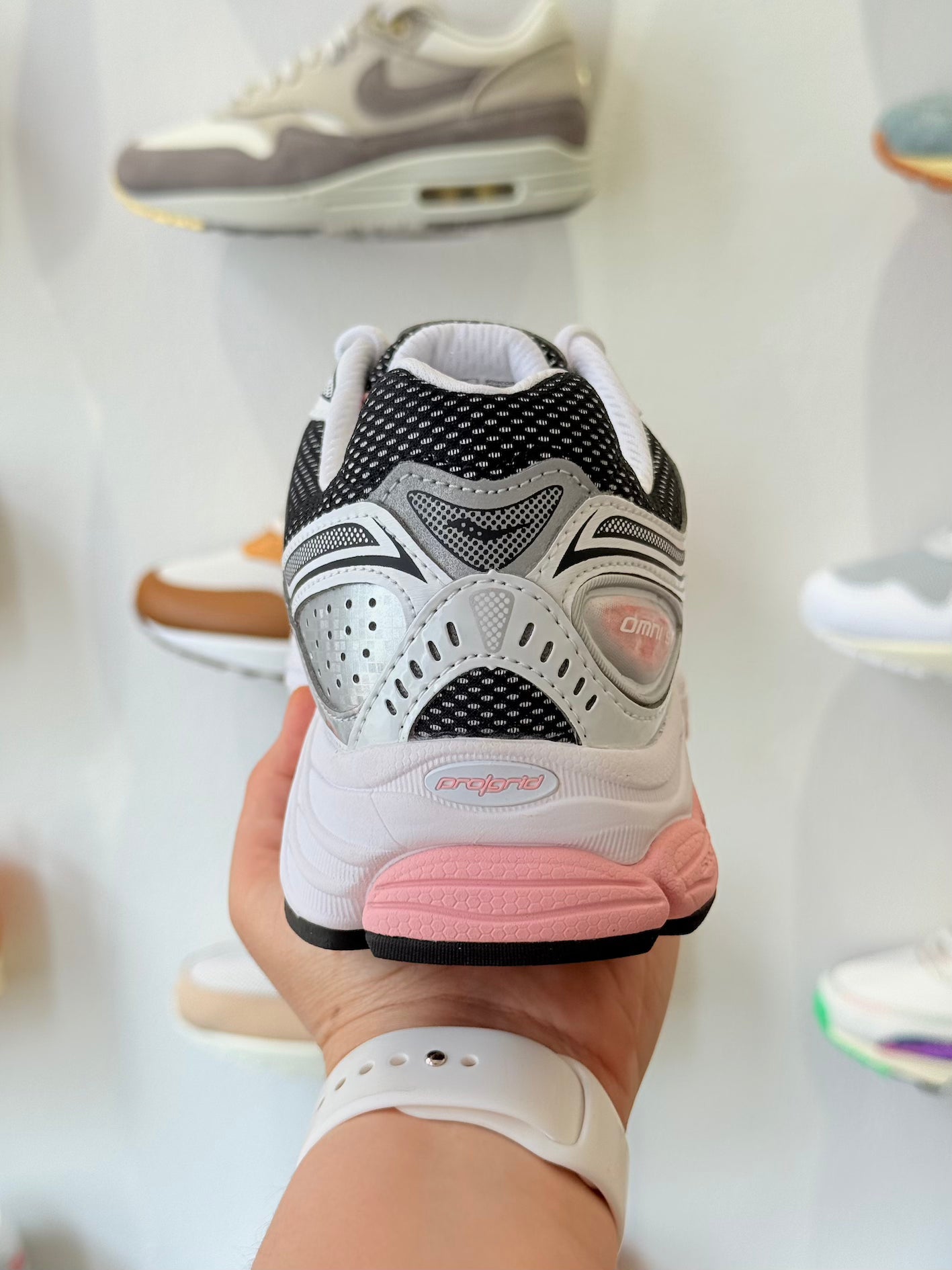 Saucony Progrid Omni 9 'White Touch'